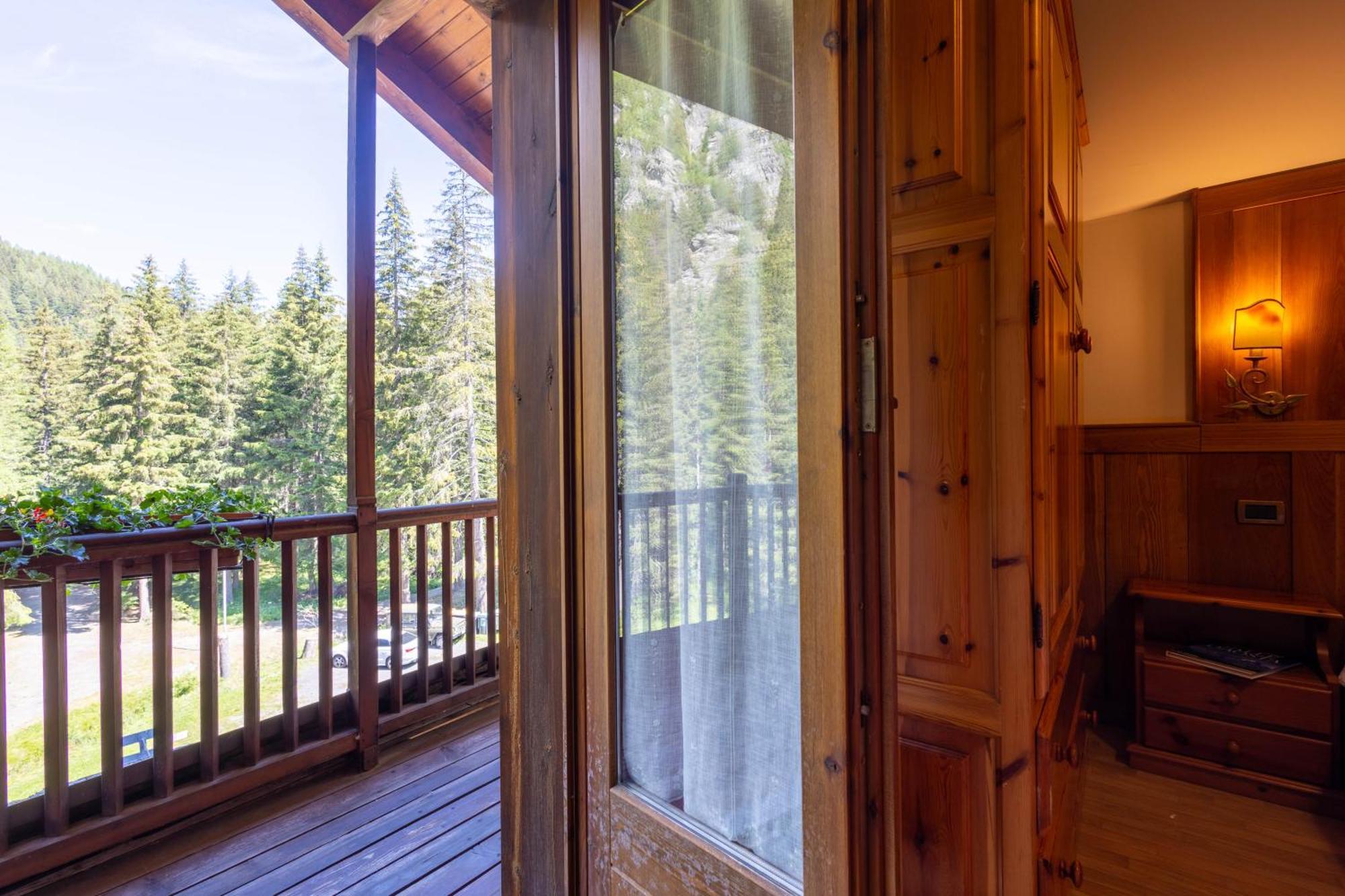 Alpine Forest Hotel Champoluc Ngoại thất bức ảnh